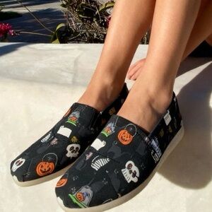 TOMS Halloween Black Slip On Shoes Size 8 Women Pumpkin Cat Broom